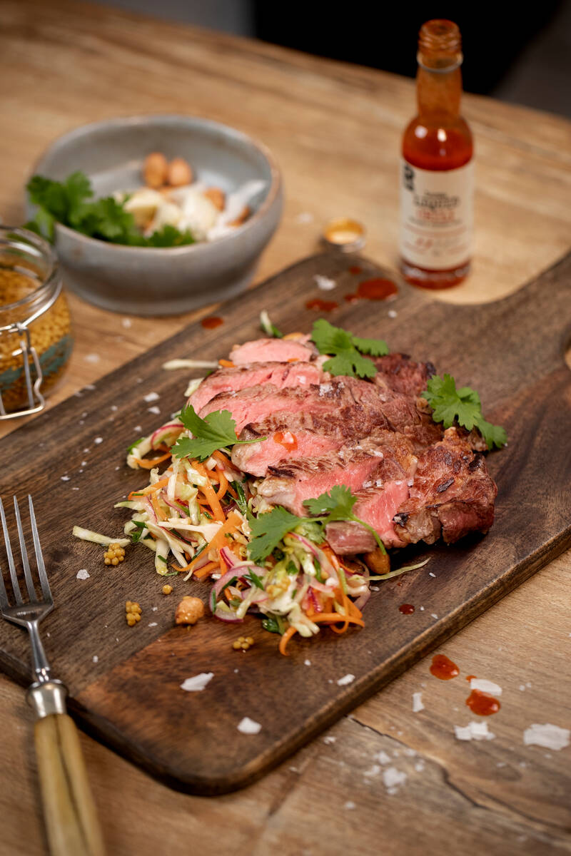 Grillattu naudan entrecote ja kirkas Asia twist coleslaw Rajamäen